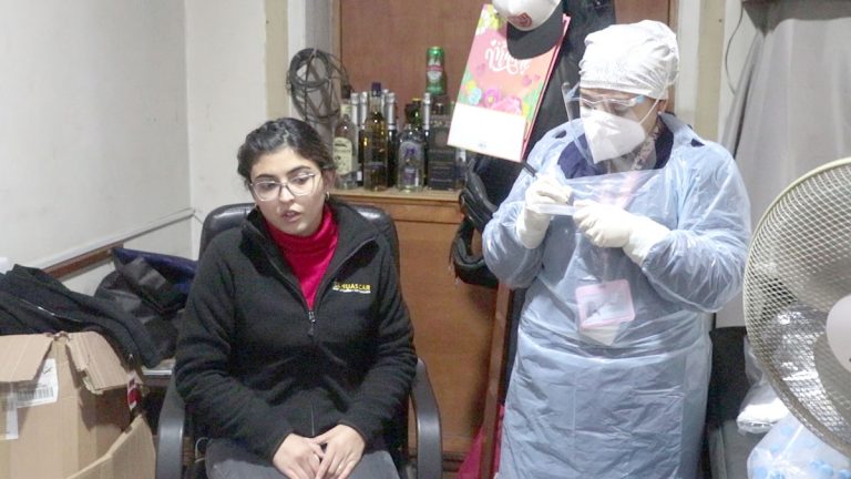 Aplican examen PCR preventivo a locatarios de Molina y Lontué
