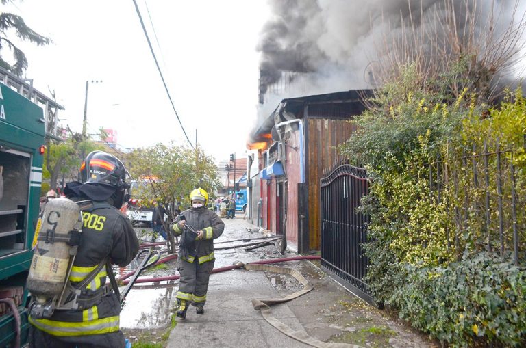 Incendio consume dos locales comerciales en centro de Talca