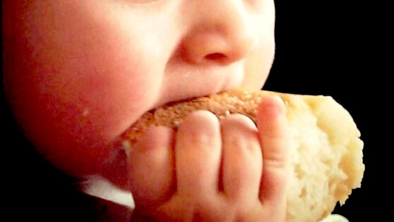 Niña murió y su hermano está grave por comer pan envenenado por error