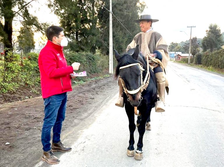 Siguen en terreno explicando cómo postular a IFE Universal