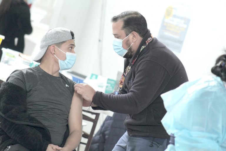 En jornada sabatina: 800 curicanos se vacunaron contra el Covid-19
