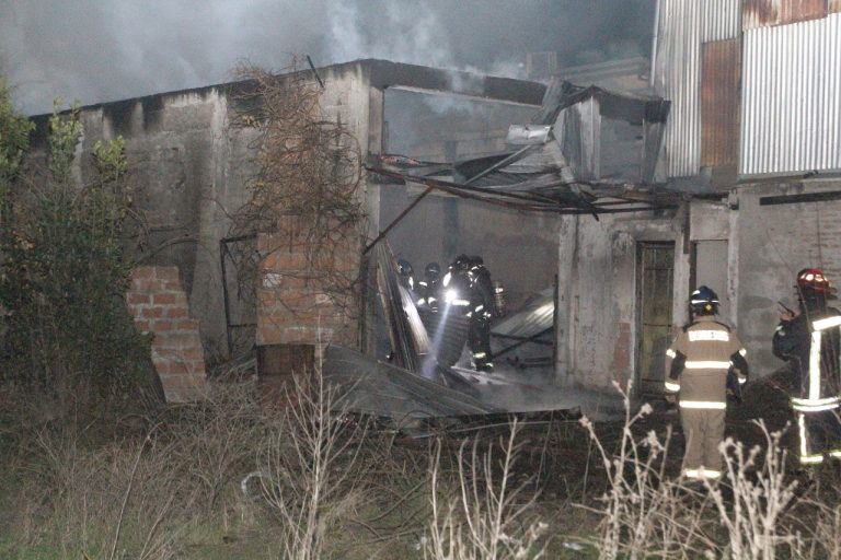 Incendio destruye bodega ubicada en pleno centro de Curicó