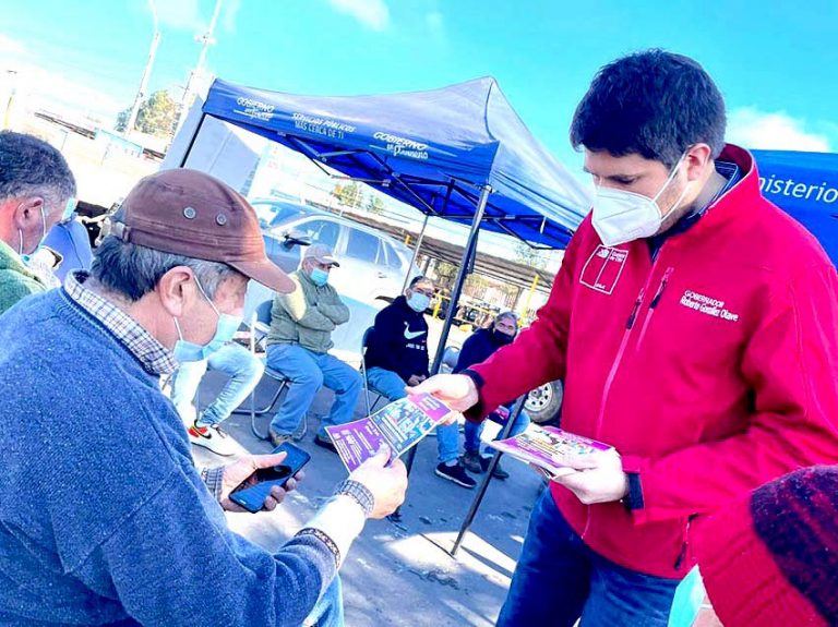 Curicanos recibieron apoyo para que puedan solicitar el IFE Universal