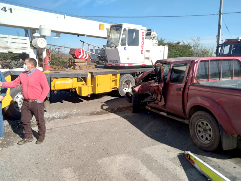 Dos heridos dejó choque entre camioneta y grúa de grandes dimensiones