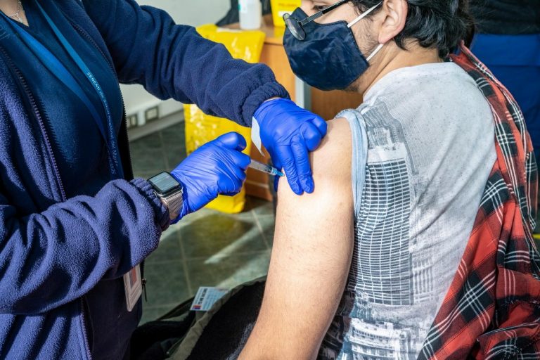 Colegio Médico y UTalca lanzaron campaña para promover autocuidado y vacunación