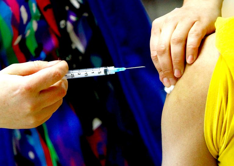 Vacunación contra Covid-19 se realizará en ocho puntos de Curicó este sábado