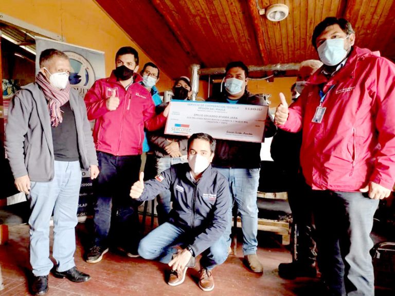 Entregan recursos a pescadores afectados por las marejadas