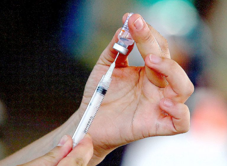 Comienza vacunación contra el Covid-19 para jóvenes de 16 y 17 años en Curicó