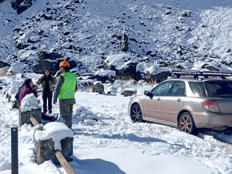 Familia casi cae a un barranco en localidad de Los Queñes