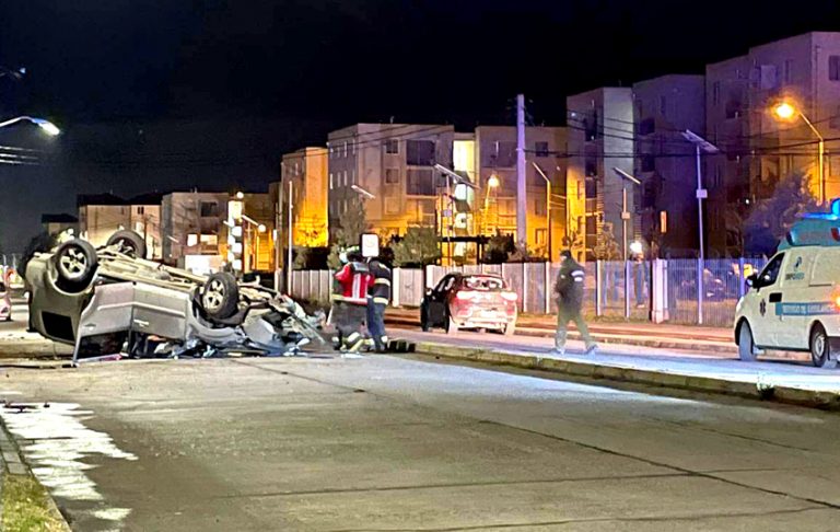 Vehículo volcado tras violenta colisión