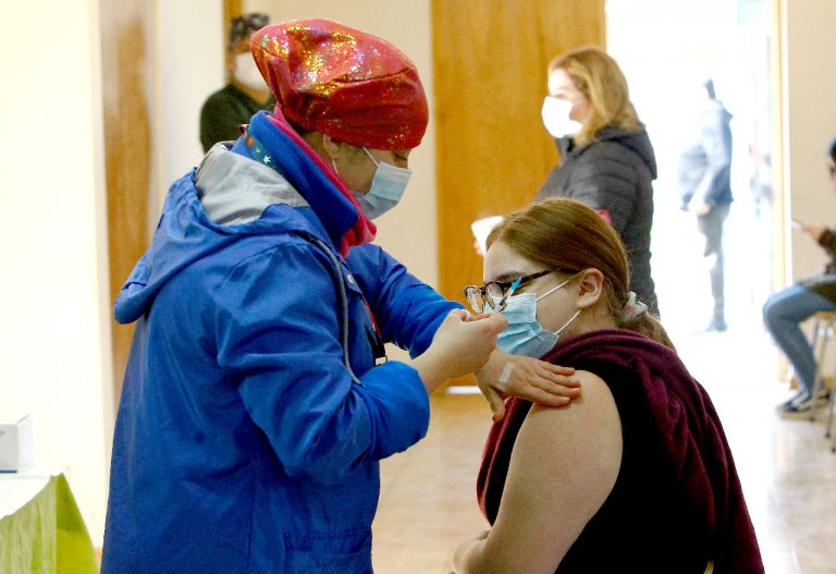 Covid-19: Cerca de mil curicanos  recibieron la vacuna ayer sábado