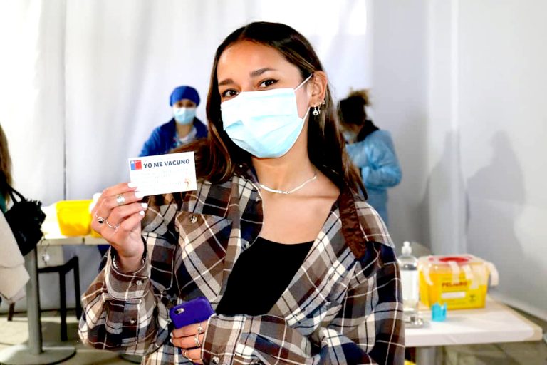 Jóvenes y adolescentes siguen  vacunándose contra el Covid-19