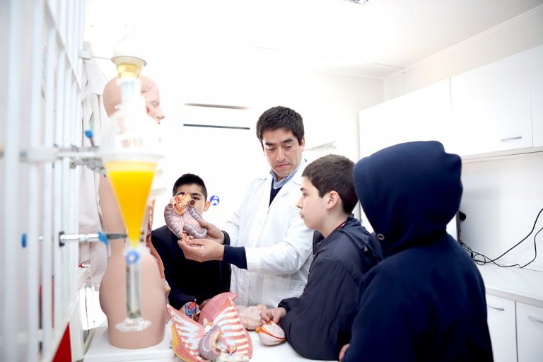 Laboratorio rodante “Trucklab” de la UTalca recibió  reconocimiento internacional por compromiso social