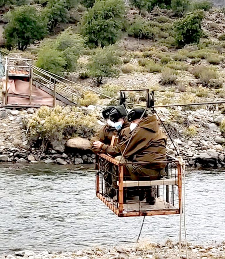 Carabineros cruzan el río para asistir a lugareño