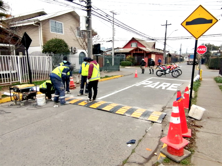 Instalan reductores de velocidad tras violentos accidentes en Curicó