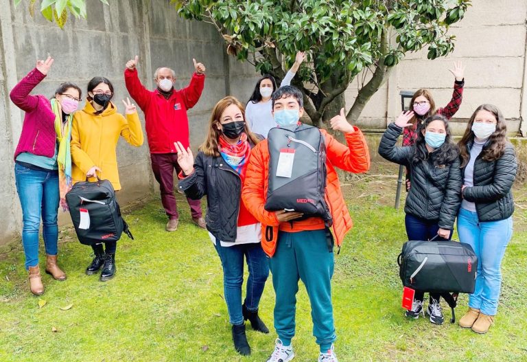 Estudiantes maulinos con implante coclear reciben reposición de dispositivo de Junaeb