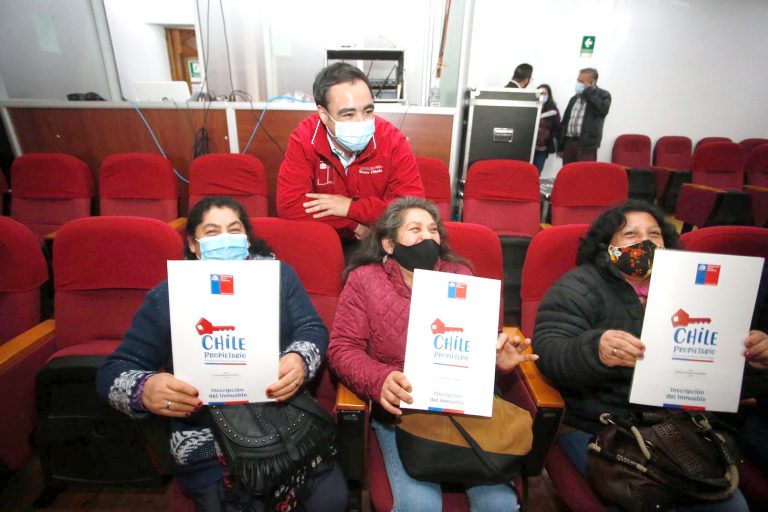 Hermanas de Molina recibieron emocionadas su Título de Dominio