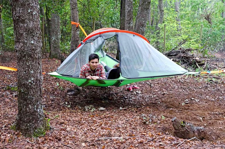 Camping cordillerano ofrece la posibilidad de pernoctar en los árboles sobre carpas colgantes