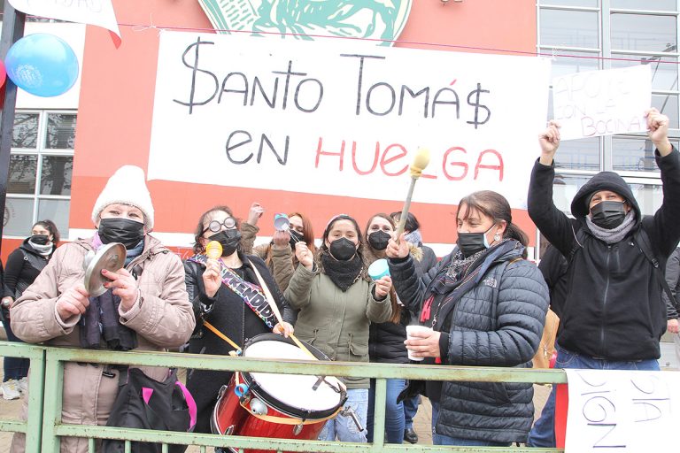 Funcionarios del colegio Santo Tomás iniciaron huelga