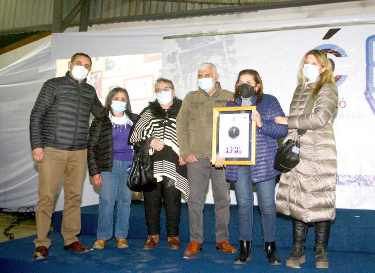 Realizan emotivo homenaje a vecinos del sector surponiente