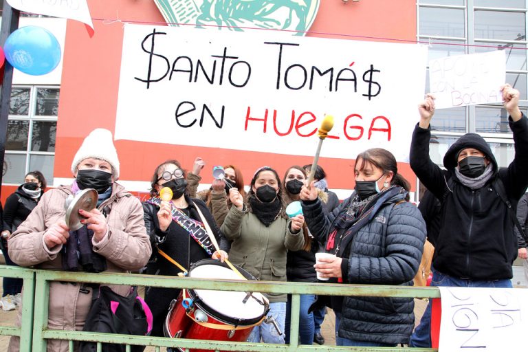 Trabajadores de colegio Santo Tomás se mantienen en huelga