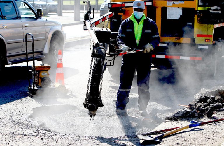 Arduo trabajo de camión bacheador