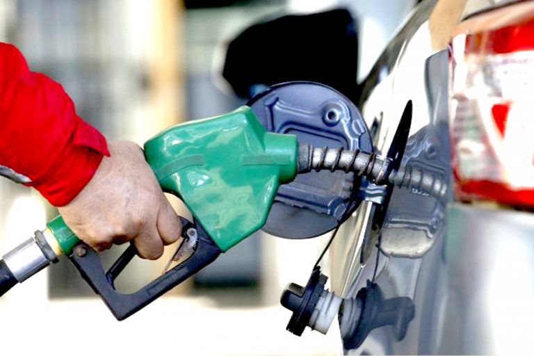 Hoy jueves se concretará baja de hasta 26 pesos en las bencinas