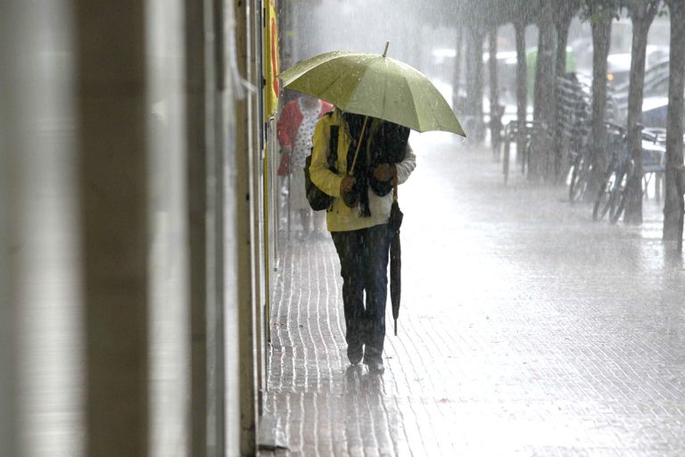 Instruyen reforzar medidas por lluvias