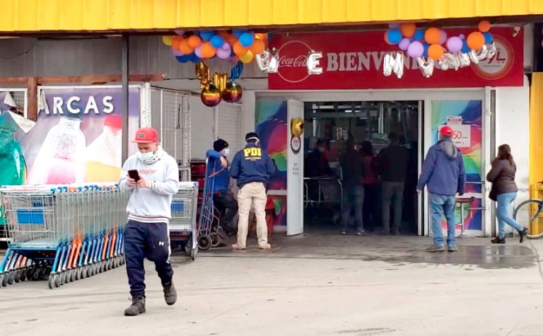 Extranjeros ilegales se ocultan en baño de negocio para evadir control policial