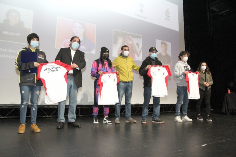 Municipalidad de Curicó entregó Becas a deportistas destacados
