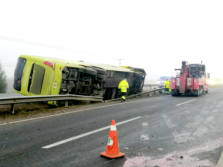 Nueve lesionados dejó volcamiento de bus en la Ruta 5 Sur frente a Longaví