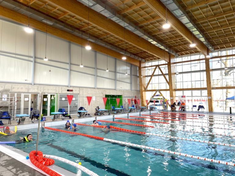 Menores con discapacidad realizaron primera clase en la piscina temperada