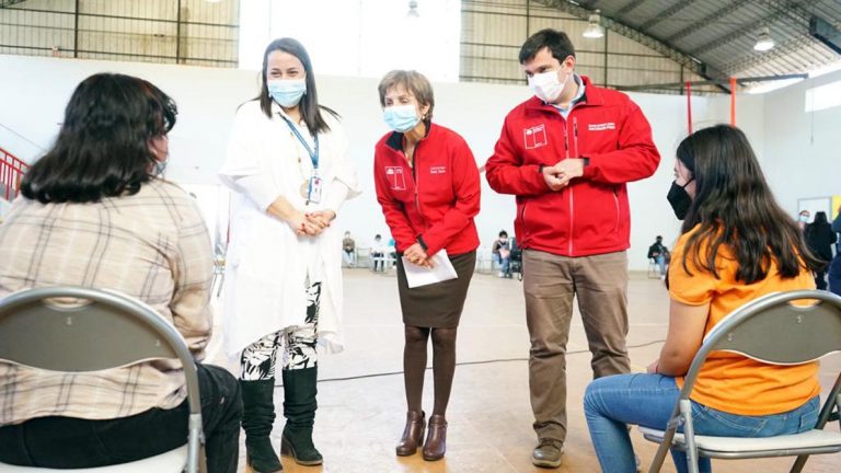 Subsecretaria Paula Daza supervisó vacunación en menores de edad maulinos