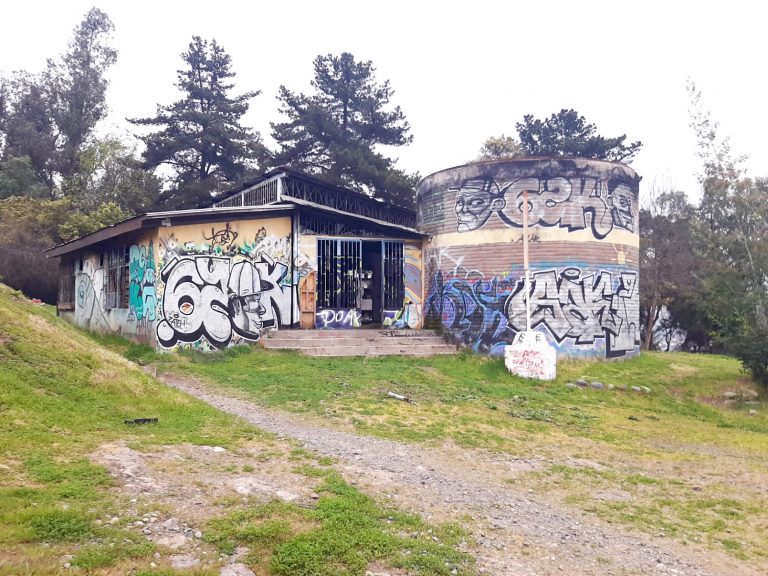 Buscan “rescatar” abandonado observatorio del cerro Condell para fines educacionales