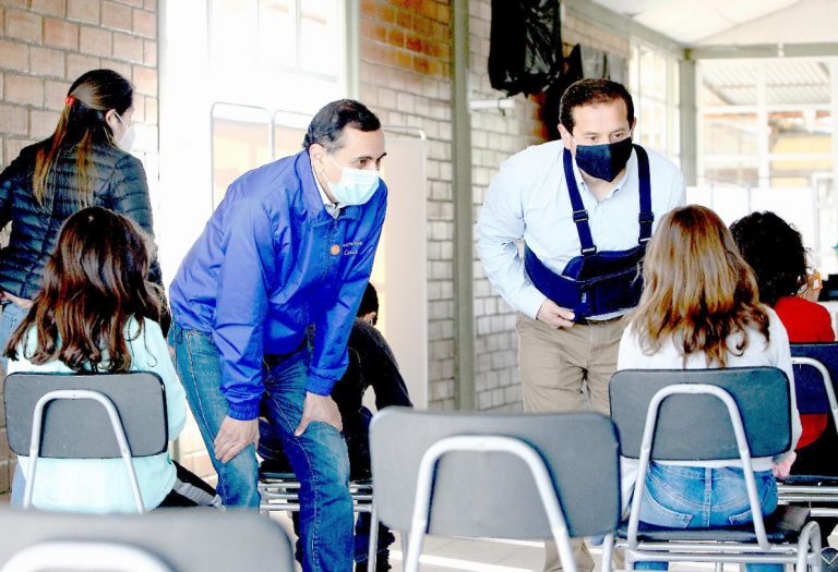 Continúa vacunación escolar en los establecimientos de Curicó