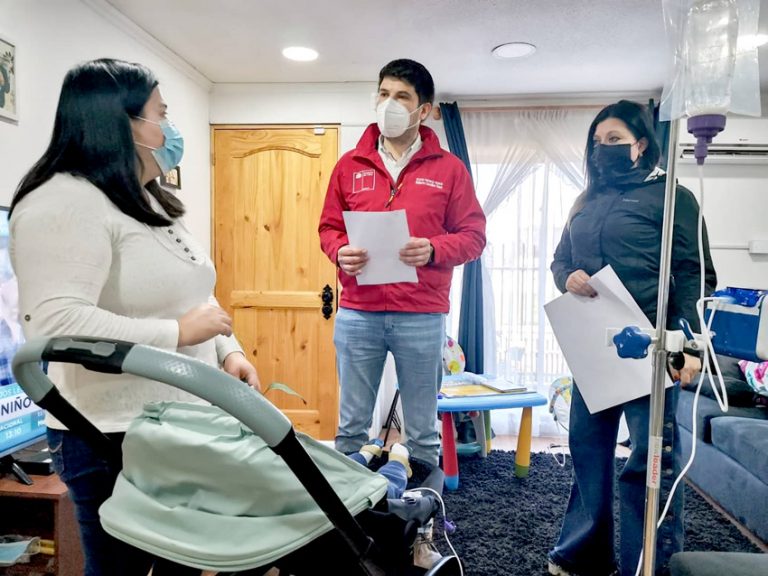 Entregan pensión de gracia al pequeño Augusto Barrios