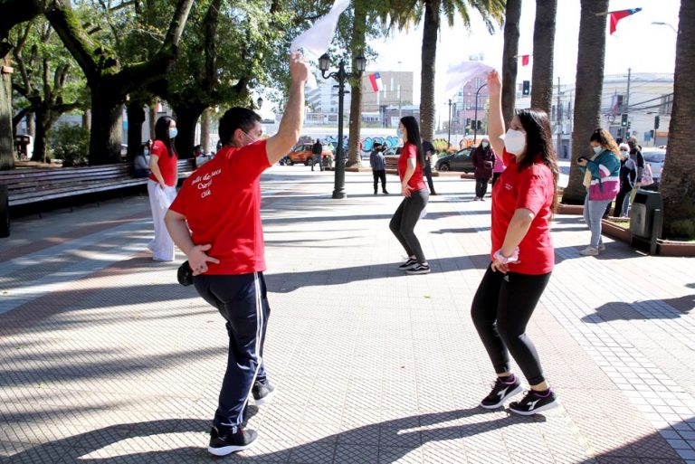 Municipio inició clases de cueca en Plaza de Armas