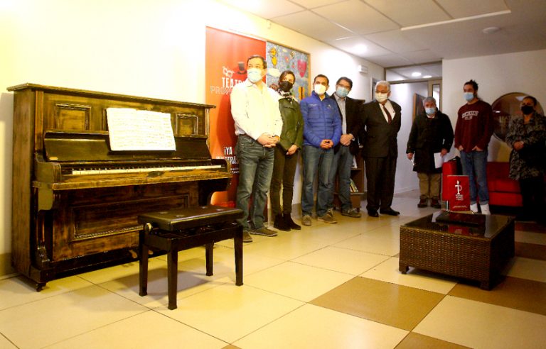 Corporación Cultural recibió piano donado por matrimonio