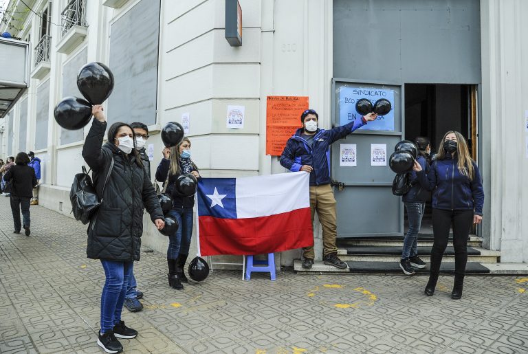 Trabajadores de Banco Estado Microempresas comenzaron huelga