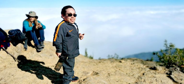 Profesional con discapacidad venció todas las  adversidades y llegó a la cima del Cerro Traluñé