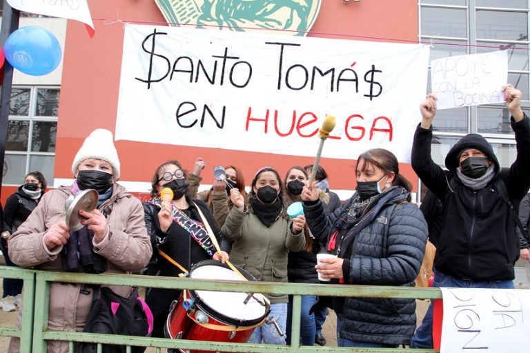 Trabajadores del Colegio Santo Tomás se mantienen en huelga