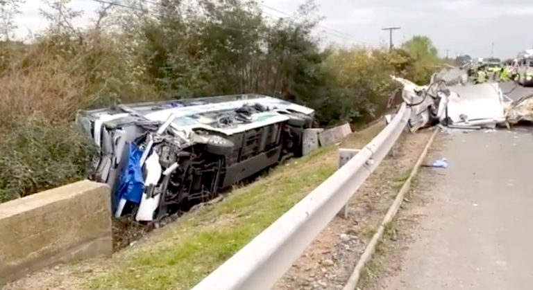 Un muerto dejó choque de bus con dos camiones