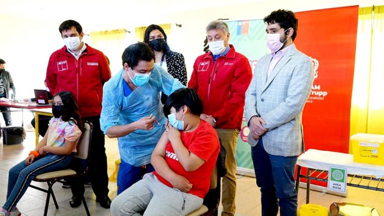 Autoridades supervisan proceso de vacunación de escolares maulinos