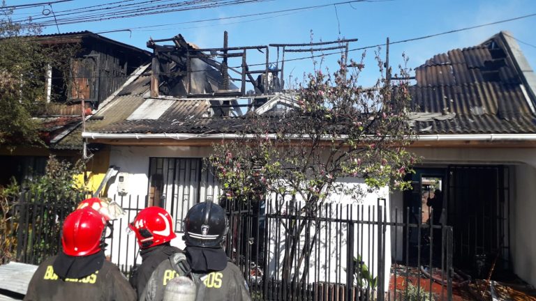 Daños en dos viviendas deja incendio en el pasaje 2 de la Villa El Boldo 1 