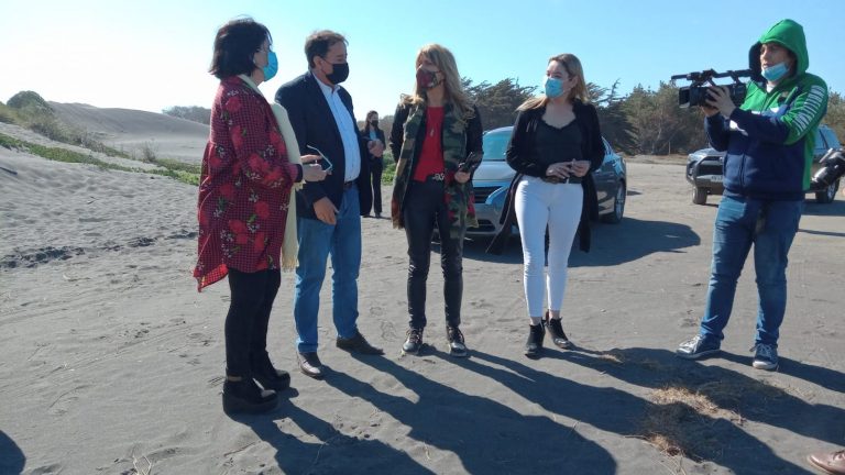 Camino a emblemática playa El Monolito no tiene responsable