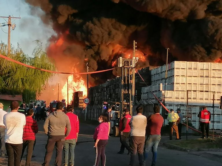 Incendio en patio de almacenaje de empresa Agrozzi continúa sin poder ser “controlado”