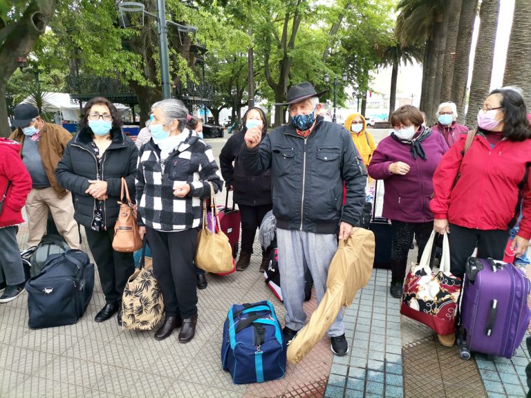 Adultos mayores de Curicó son favorecidos con viaje a la costa