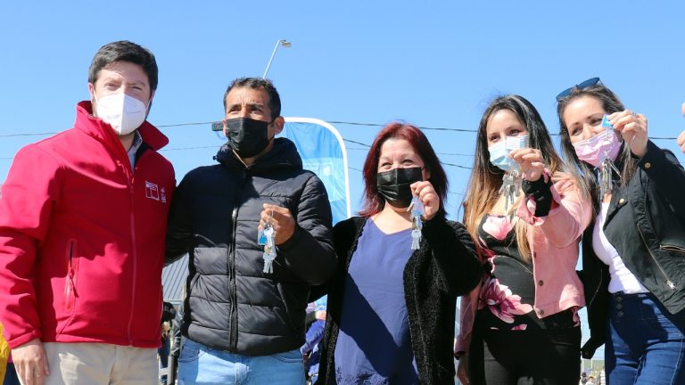 293 familias recibieron sus casas tras emotiva ceremonia