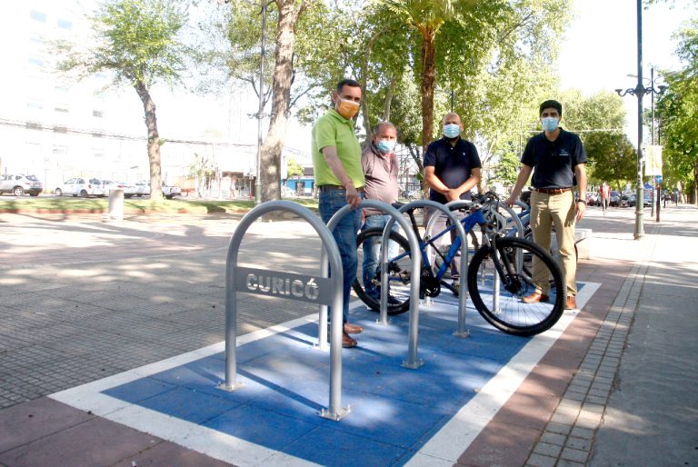 Instalan nuevos bicicleteros y demarcan ciclovías en Curicó