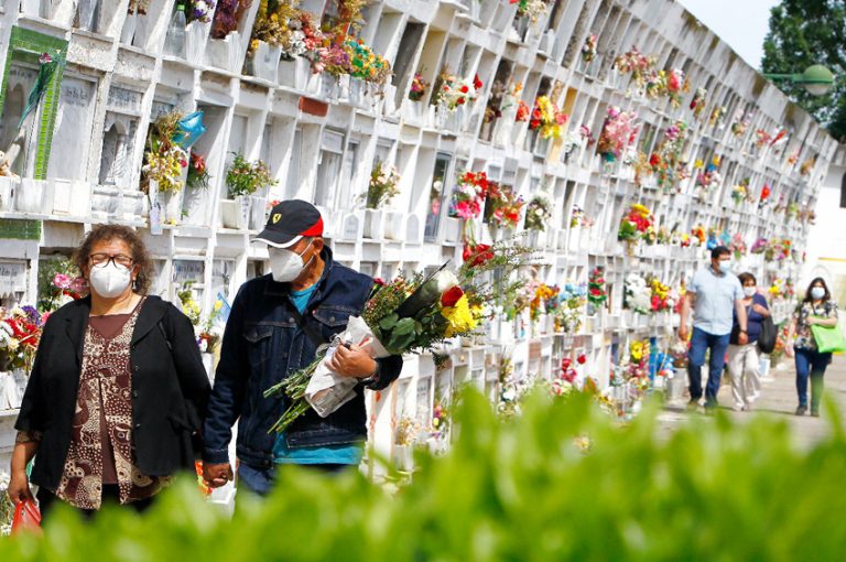Curicanos acuden al Cementerio Municipal este fin de semana